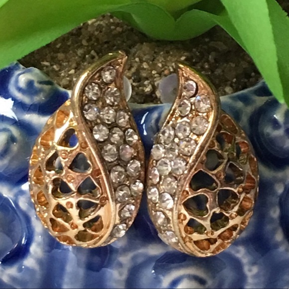 Jewelry - Gold Filigree Heart Earrings